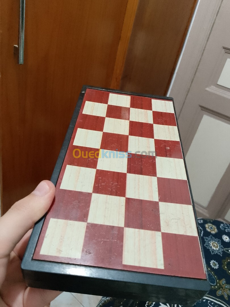 Jeux d'échecs comme élément décoratif en même temps jeux de société !!