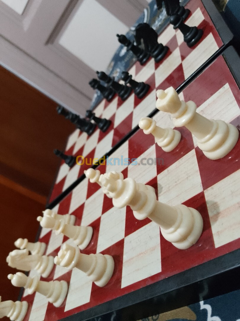 Jeux d'échecs comme élément décoratif en même temps jeux de société !!