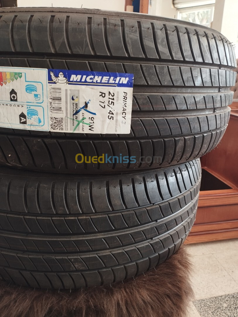 J'ai deux pneus Michelin 215/45/17 originaux venu de France neufs jamais utilisé 