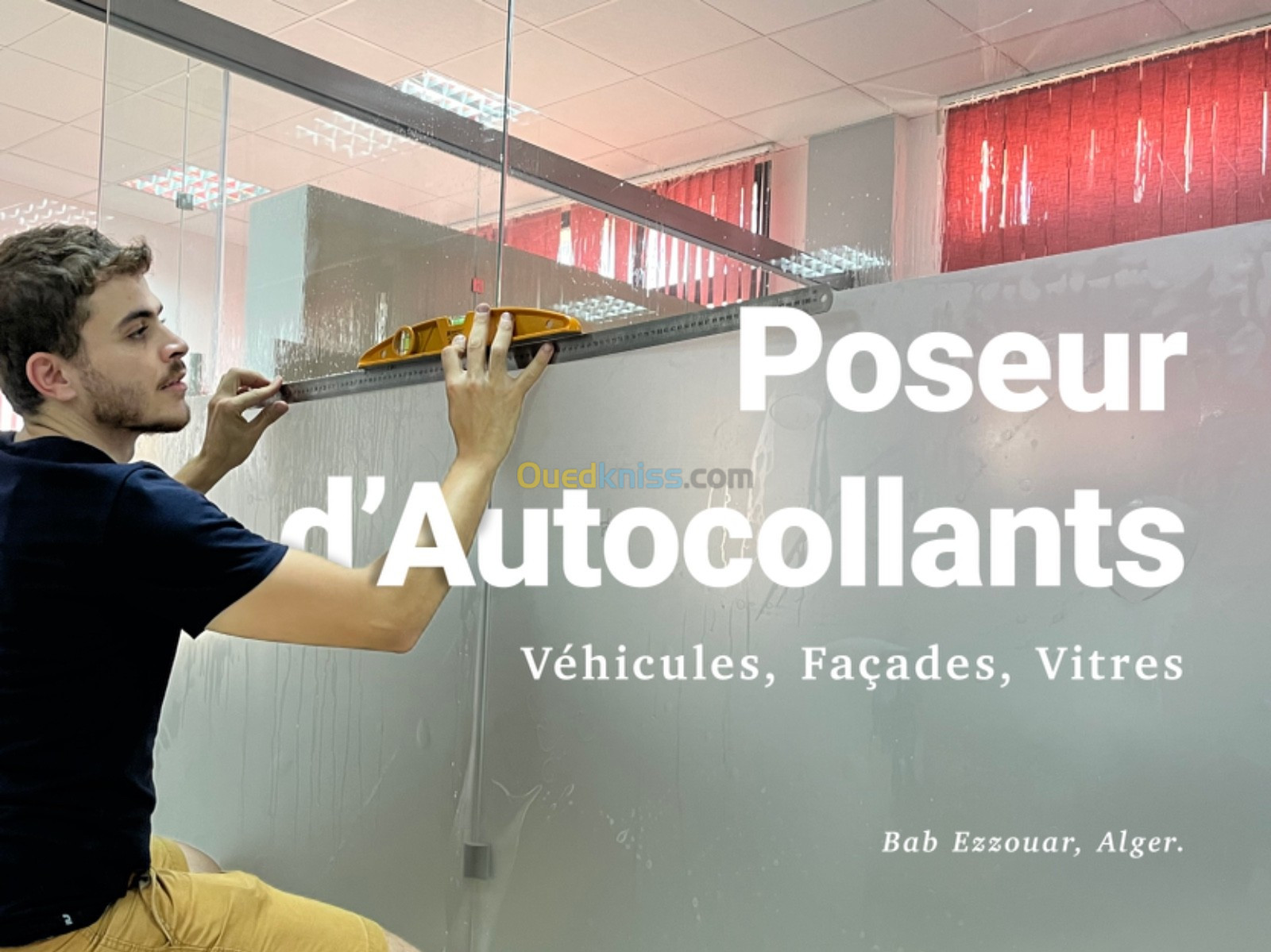 Poseur/habilleur autocollant