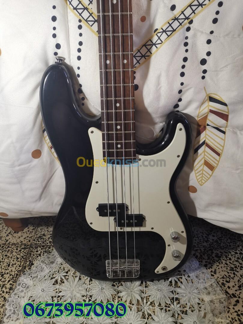 Une guitare basse squier 