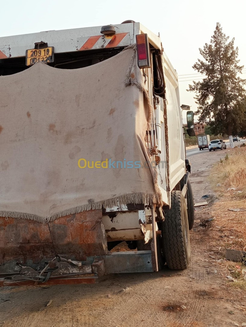 Tata camion a benne taiseuse 2009