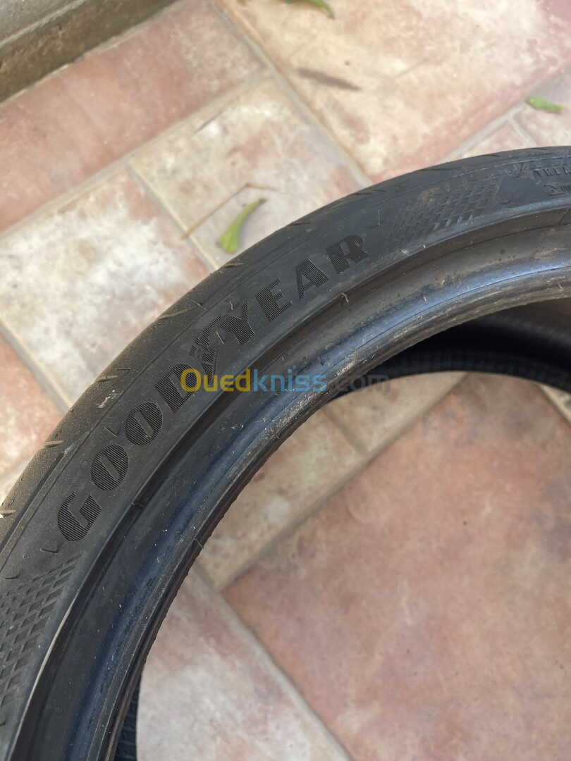  pneus état neuf 235/35R19machye 200km prix33