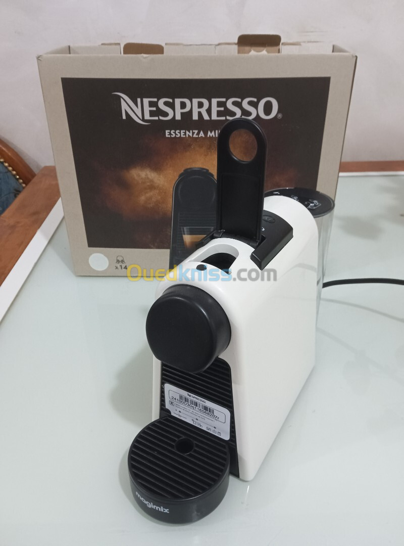 Machine a café Nespresso made in italie très bonne qualité livraison disponible 58 wilayas 