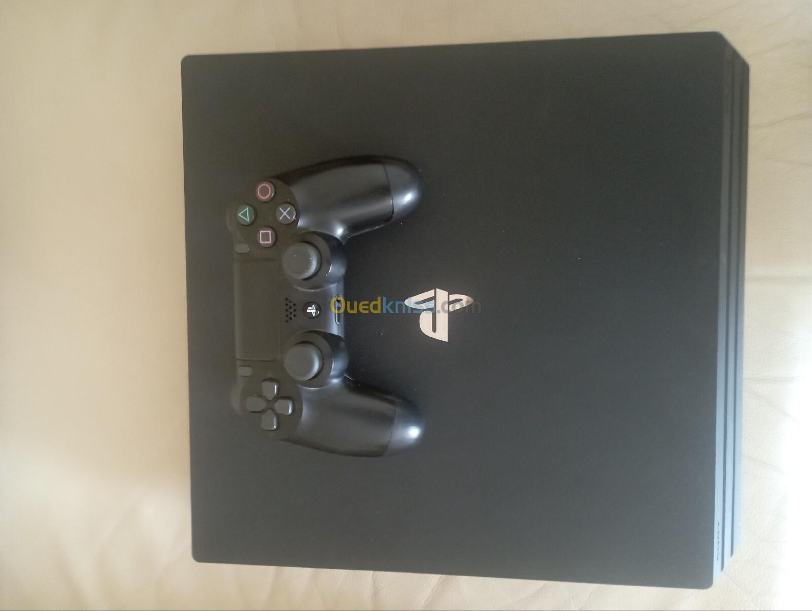 Ps4 pro Europe à vendre avec 2 manettes d'origine 1 terra et tous ses accessoires 