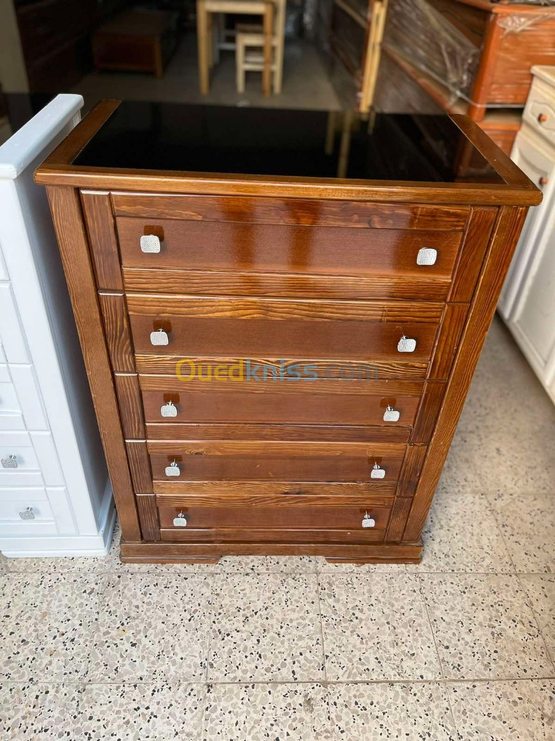 Commode fabriqué en bois rouge 