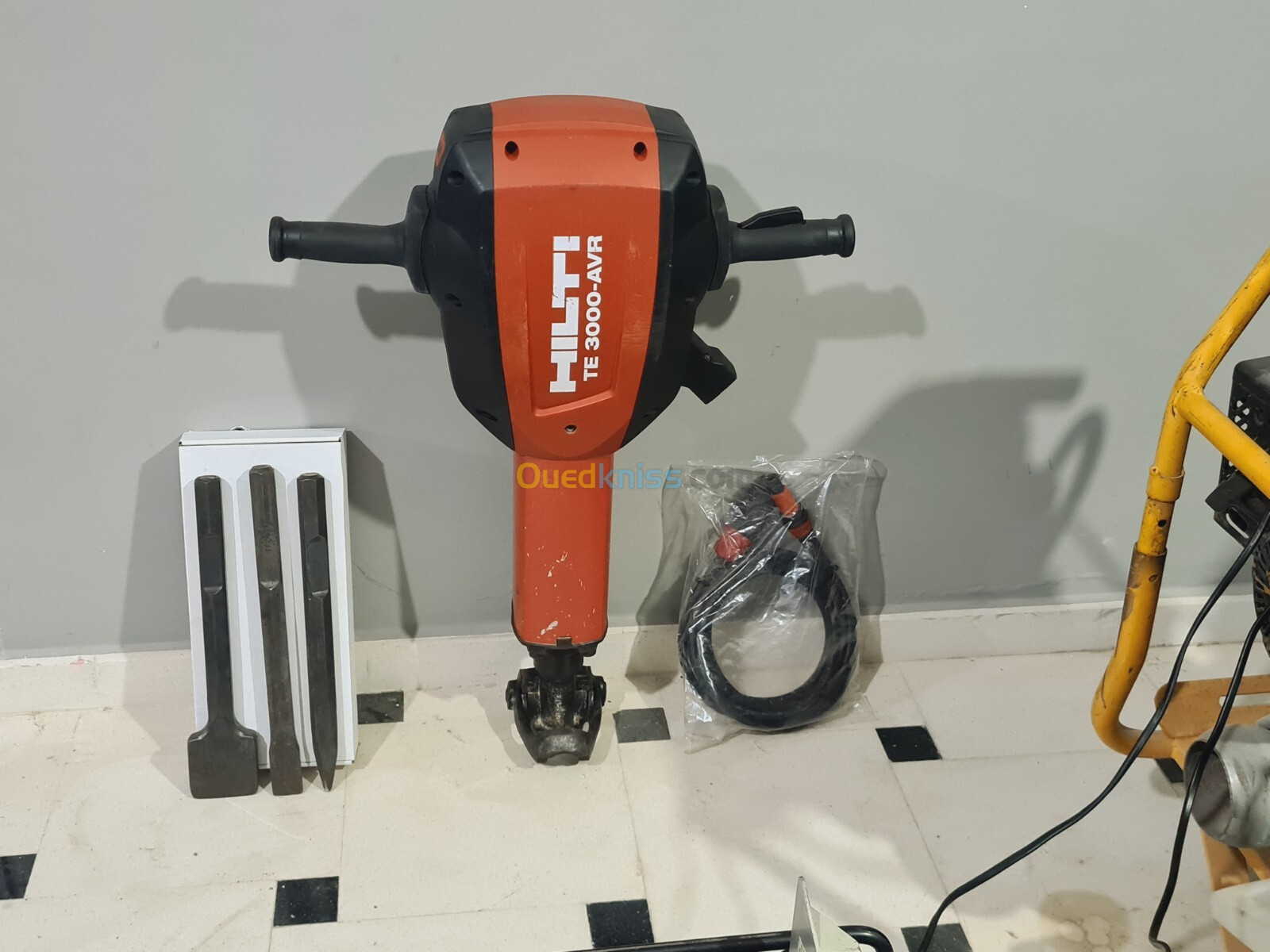 HILTI TE 3000-AVR - Marteau-piqueur électrique ultrapuissant 2070W 68J démolition lourde (BL)