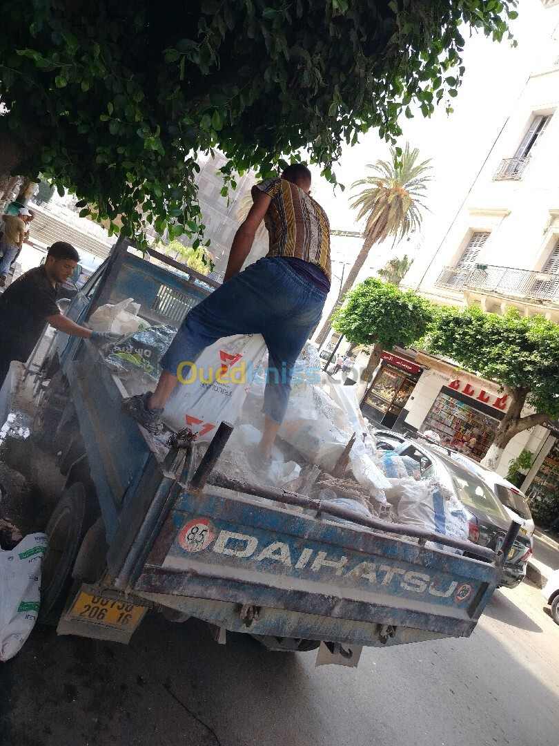 Charge Et Décharge La Casse Sur Alger Transport déchets  Des Gravats.   Espace Vert. Tout Typ