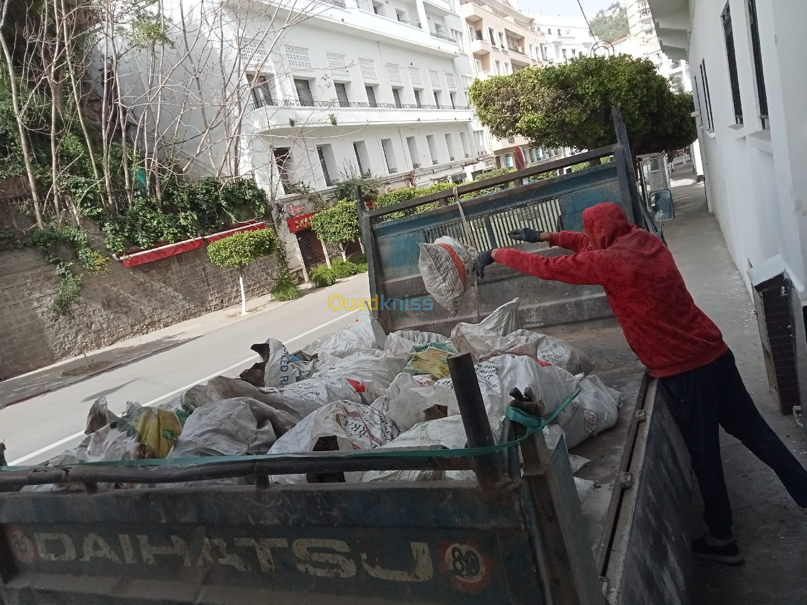 Charge Et Décharge La Casse Sur Alger Transport déchets  Des Gravats.   Espace Vert. Tout Typ