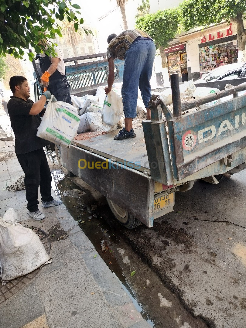 Charge Et Décharge La Casse Sur Alger Transport déchets  Des Gravats.   Espace Vert. Tout Typ