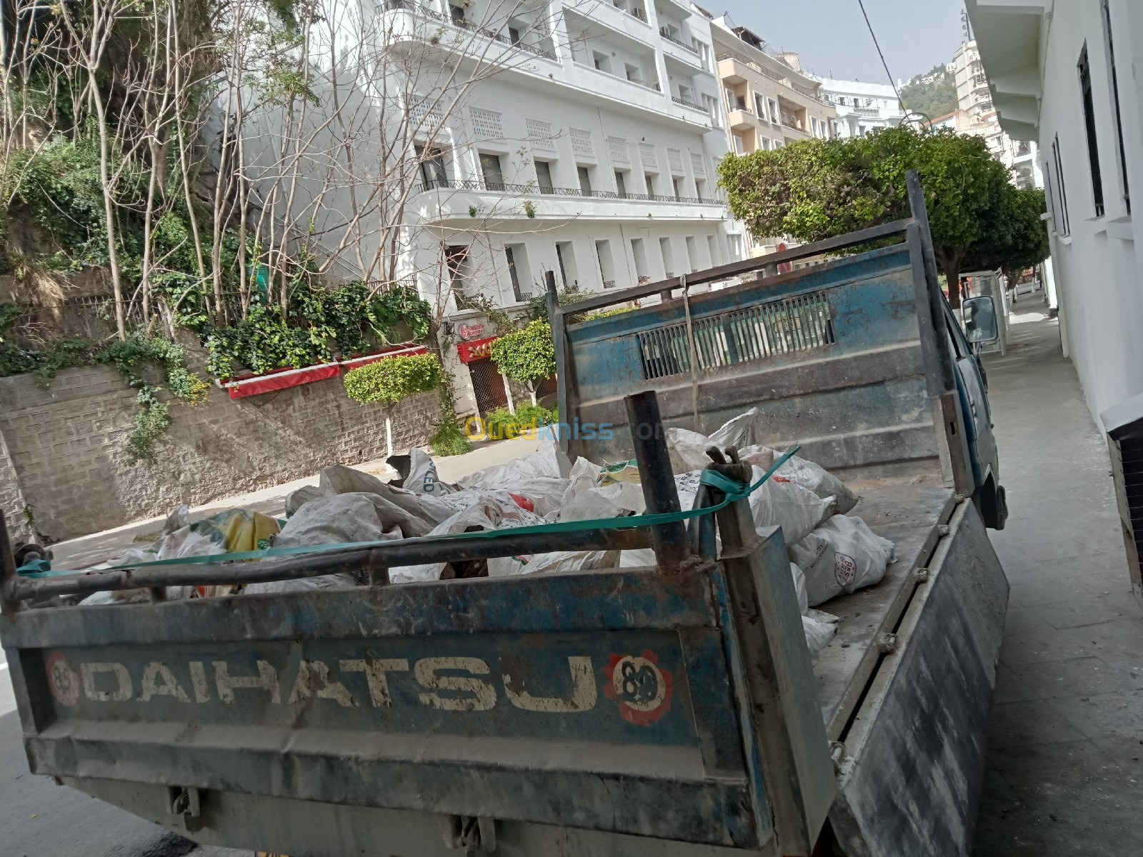 Charge Et Décharge La Casse Sur Alger Transport déchets  Des Gravats.   Espace Vert. Tout Typ