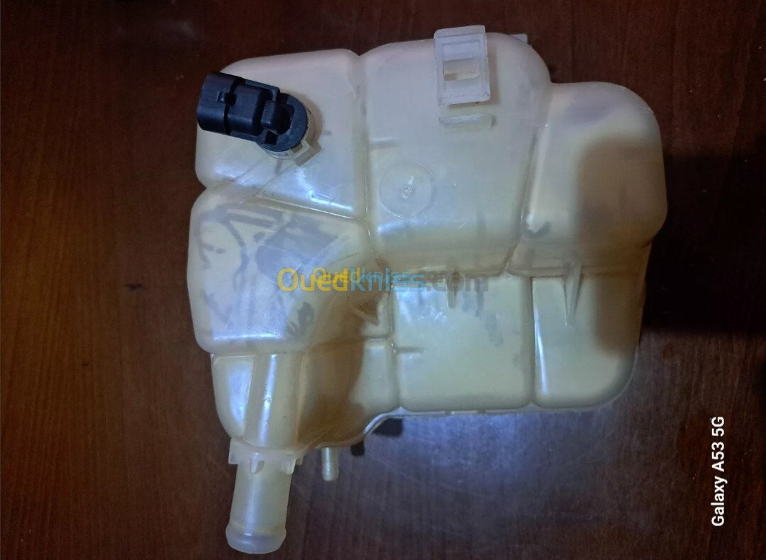 Vase d expansion liquide de refroidissement  opel astra J 2014 presque neuf 