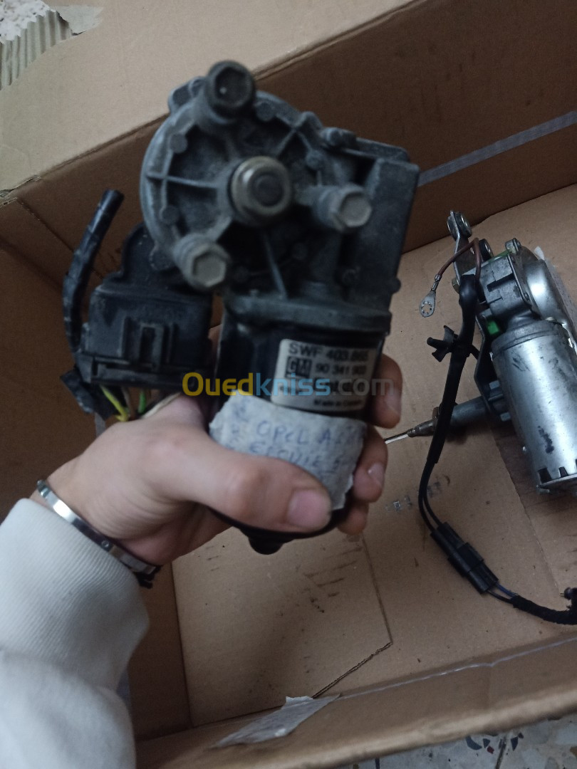 Moteur Essuie glaces Avant et arrière Opel Astra. 