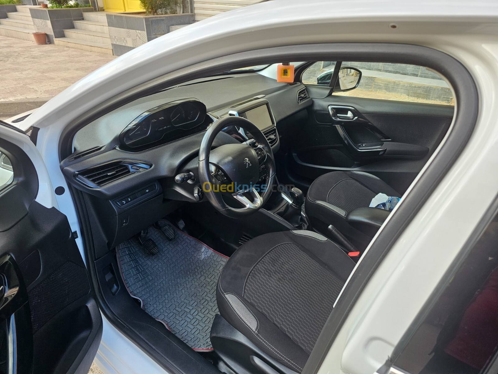 Peugeot 208 2015 Allure Facelift