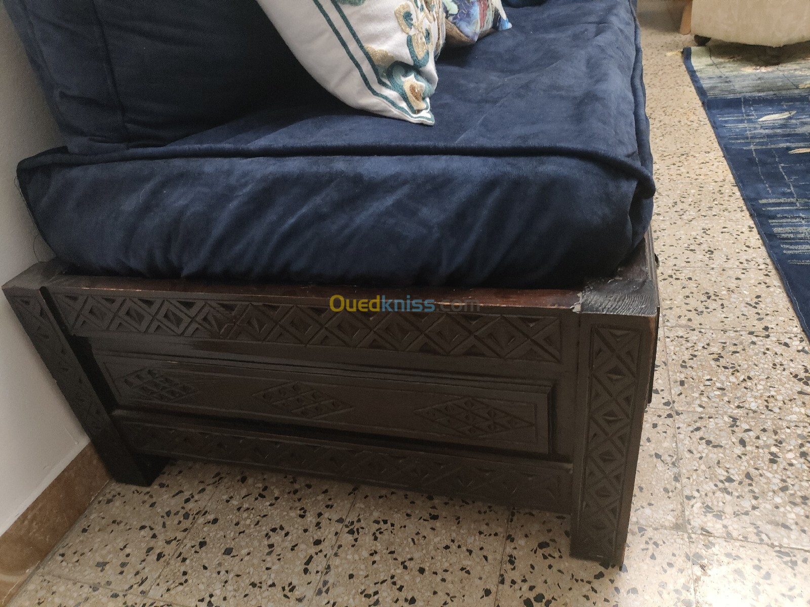 Banquette en bois rouge