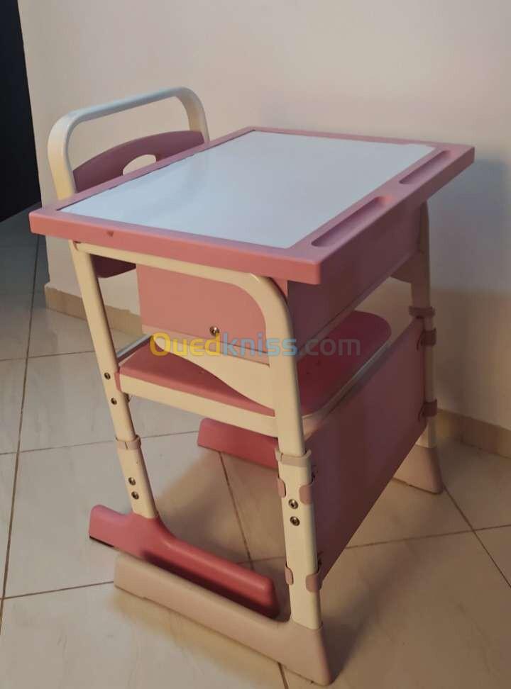 Bureau avec chaise rose