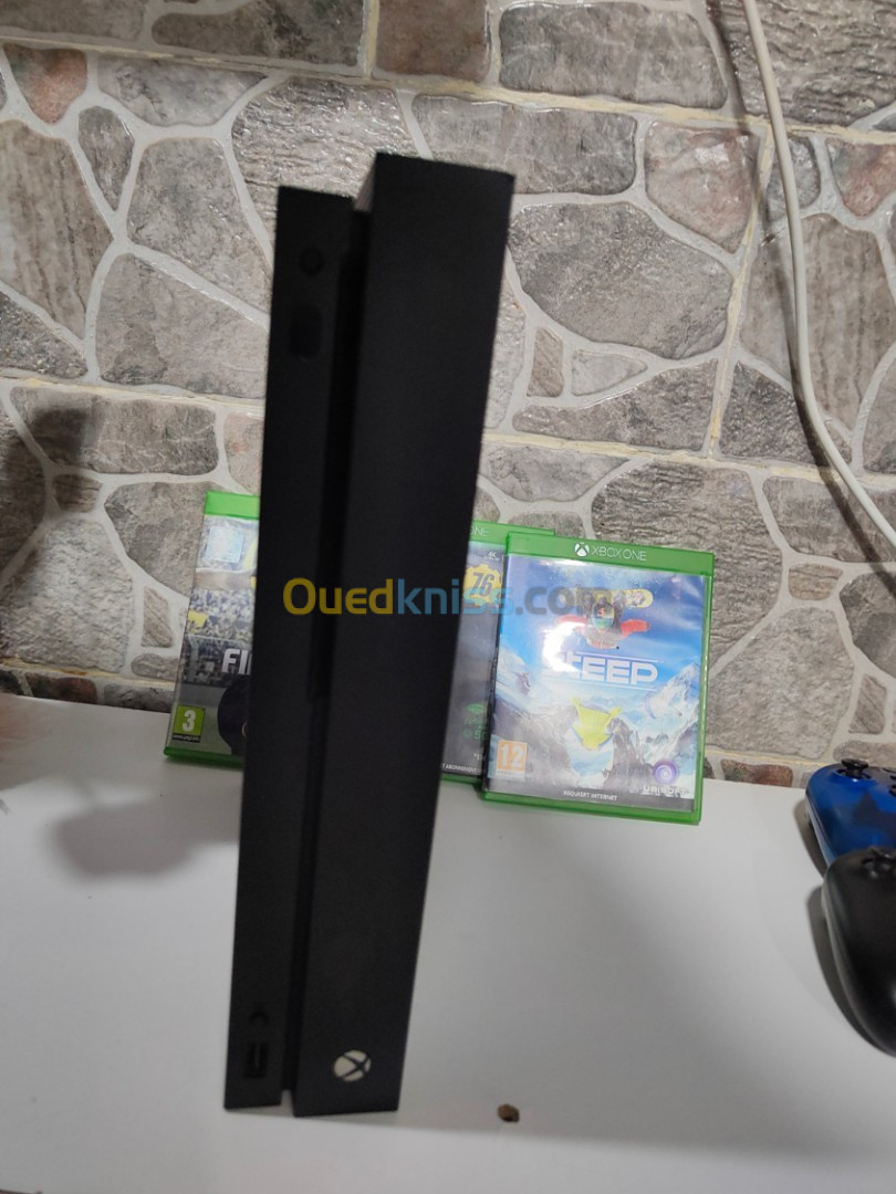 Xbox one X 1To 2 manetes 