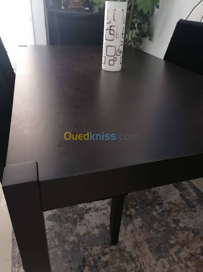 Table et 04 chaises 