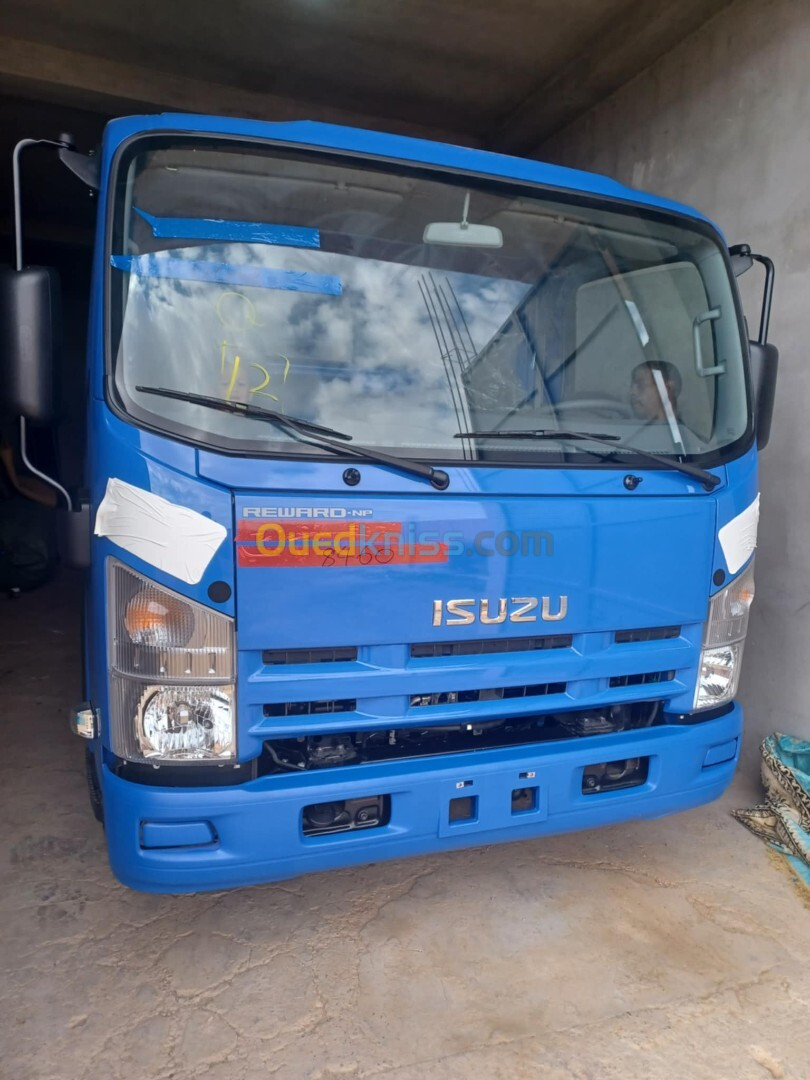 Isuzu NPR 2024