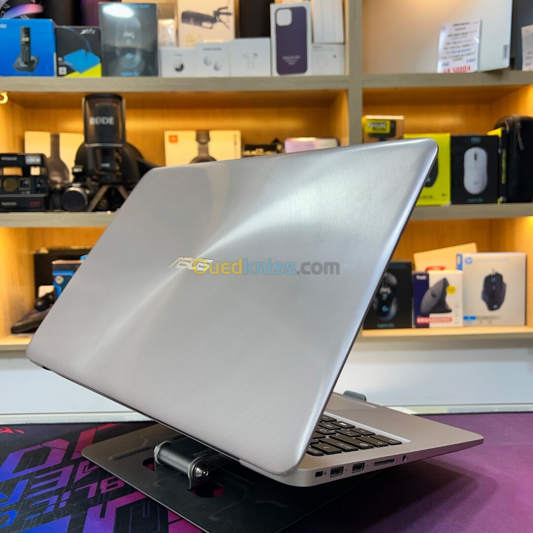 ASUS ZENBOOK UX510 I7 7500U NVIDIA GTX 950 8GB RAM 128GB SSD + 1TB SSD 