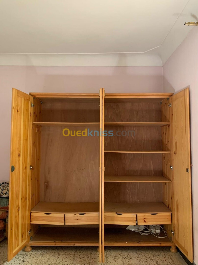 Armoire en bois blanc 