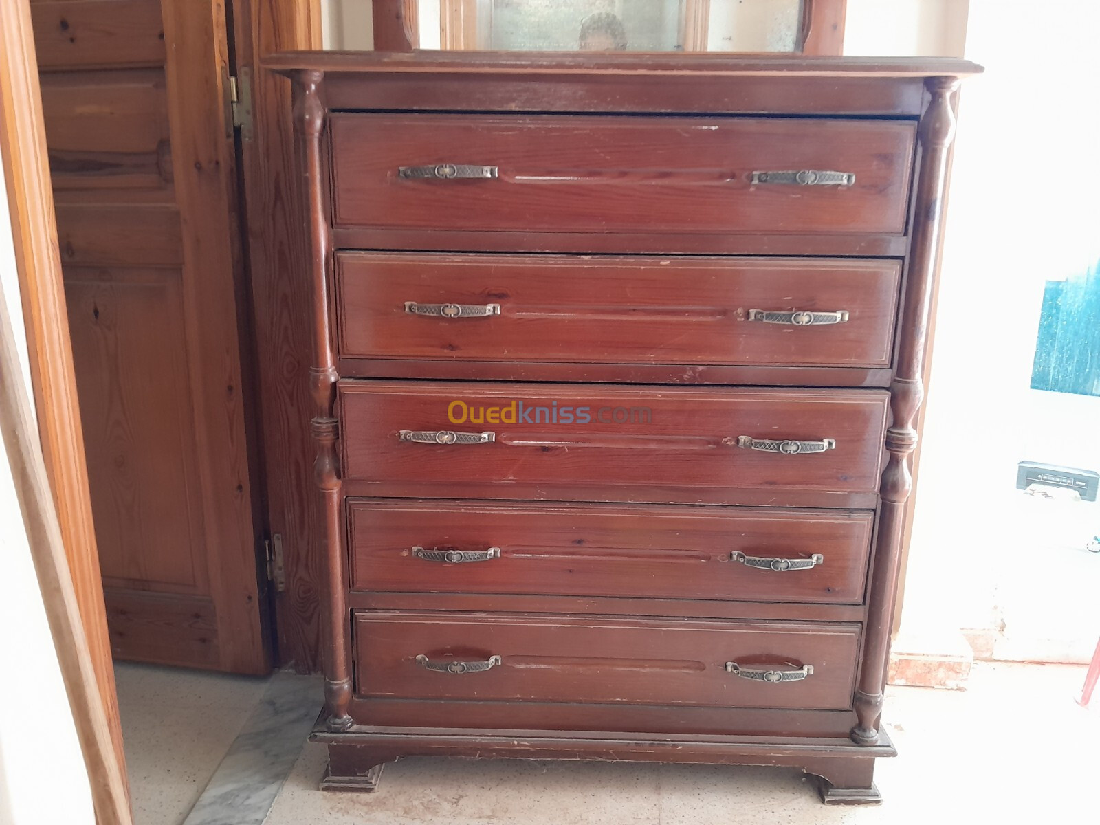 Commode en bois rouge 