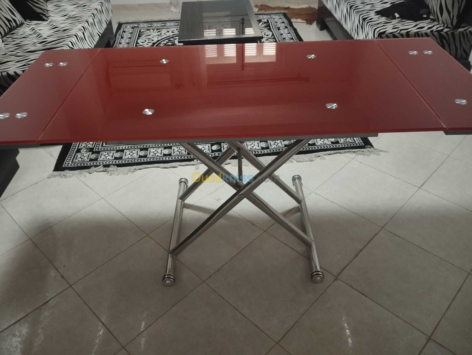 Table salon mangé en verre extensible avec rallonge de couleur rouge venu de l'Espagne 