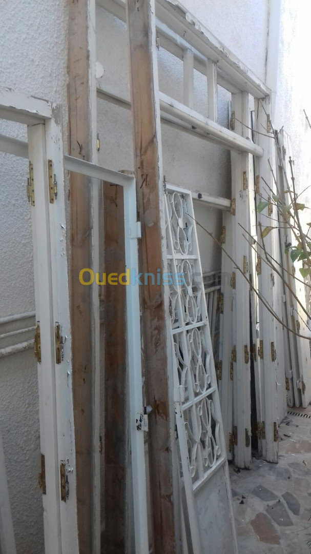 Portes fenêtres, vitres et volets en bois 