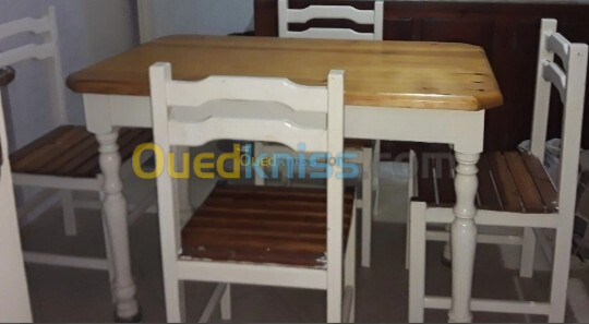 Table de cuisine avec 4 chaises en bois rouge