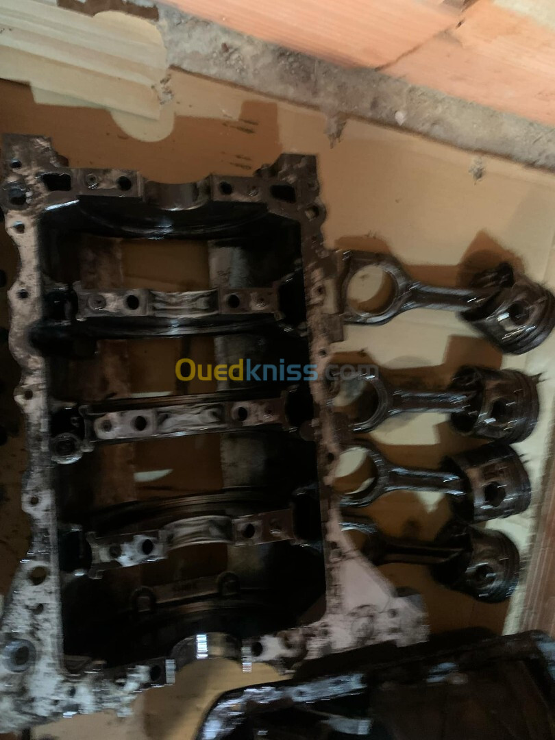 Block culasse boîte injecteurs moteur 1,6 HDi 