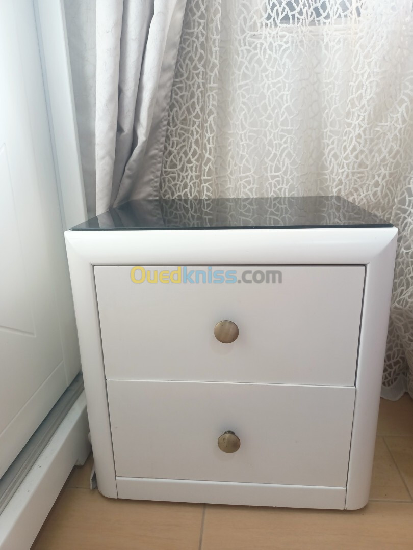 armoire coiffeuse et table de nuit