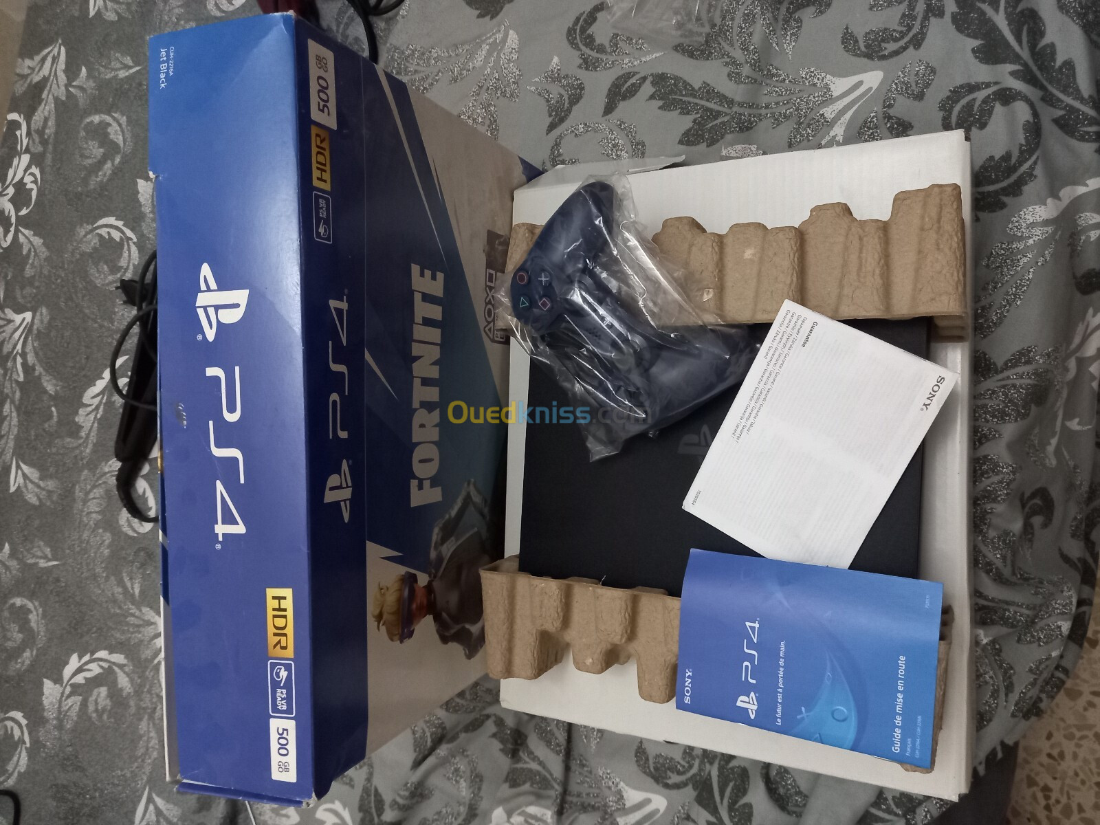 Ps4 slim 500g flashé avec boite 9 jeux installés 