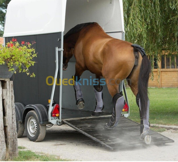 Matériel équitation Protection transport voyage cheval  noire