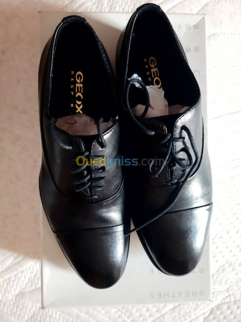 paire de chaussure classique de couleur noire avec lacets marque GEOX , produit d'importation . 