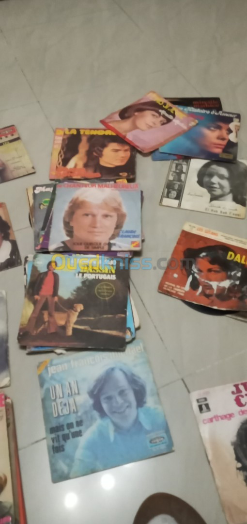 Disques vinyle des chanteurs francais 45 tours un lot de 80 U.