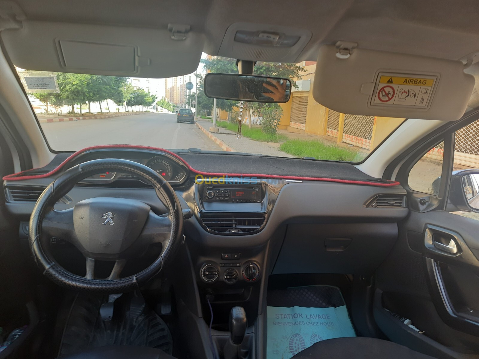 Peugeot 208 2016 Silver Line