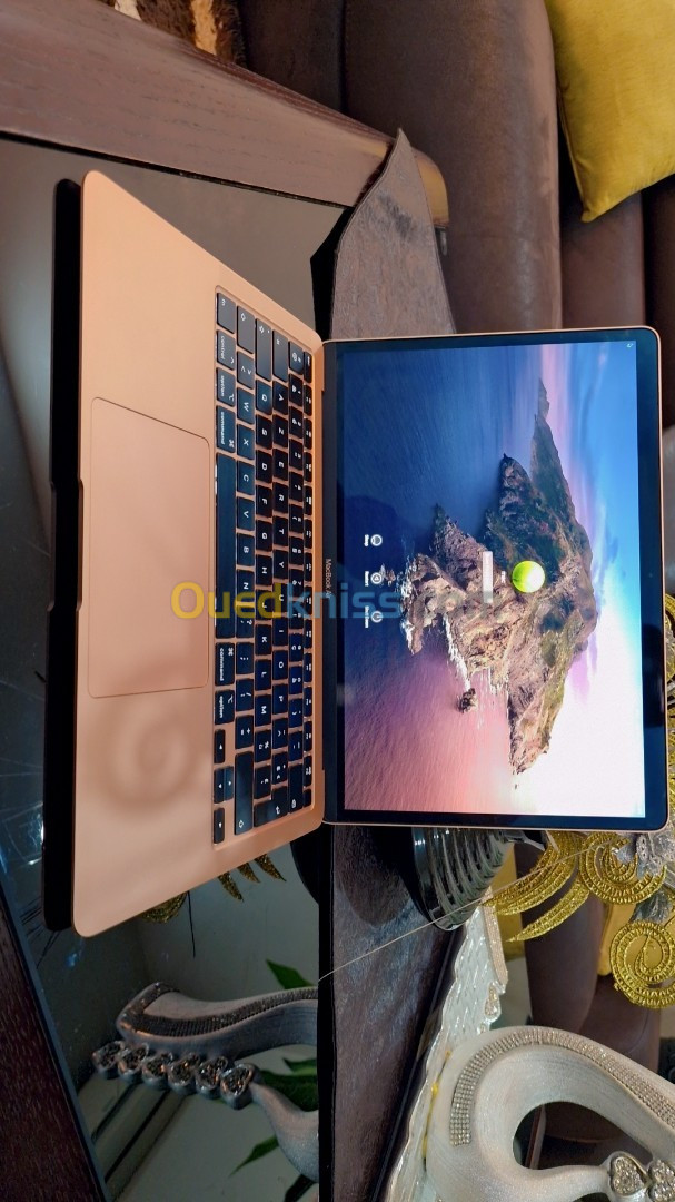 Macbook air 2020 i3 8/256 Gold 