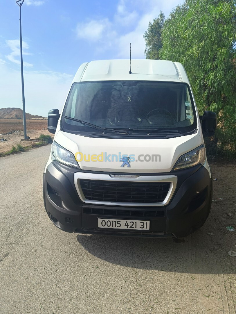 Peugeot Boxer minibus 2021