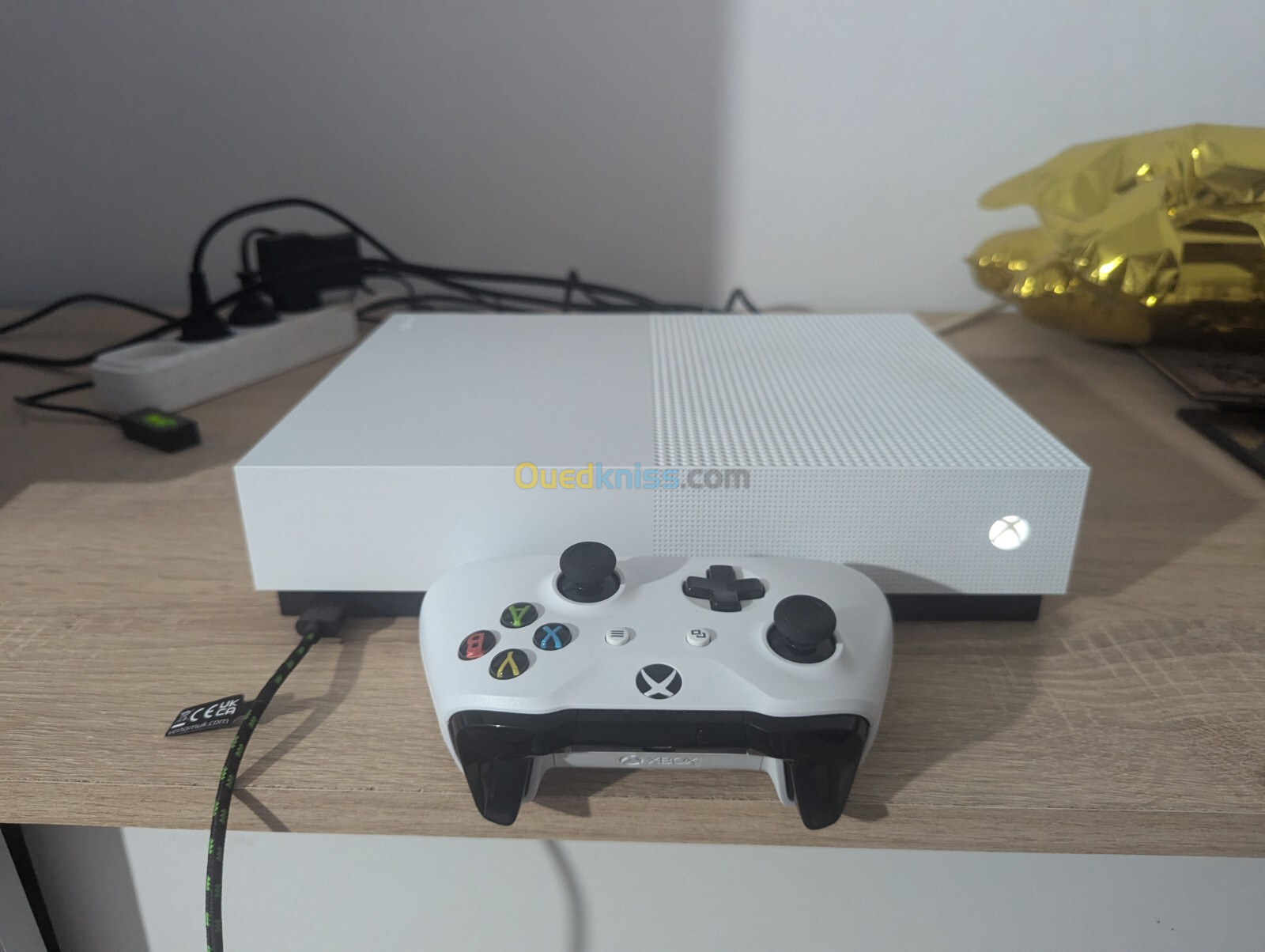 Xbox One S 1TB All-Digital 1 Manette