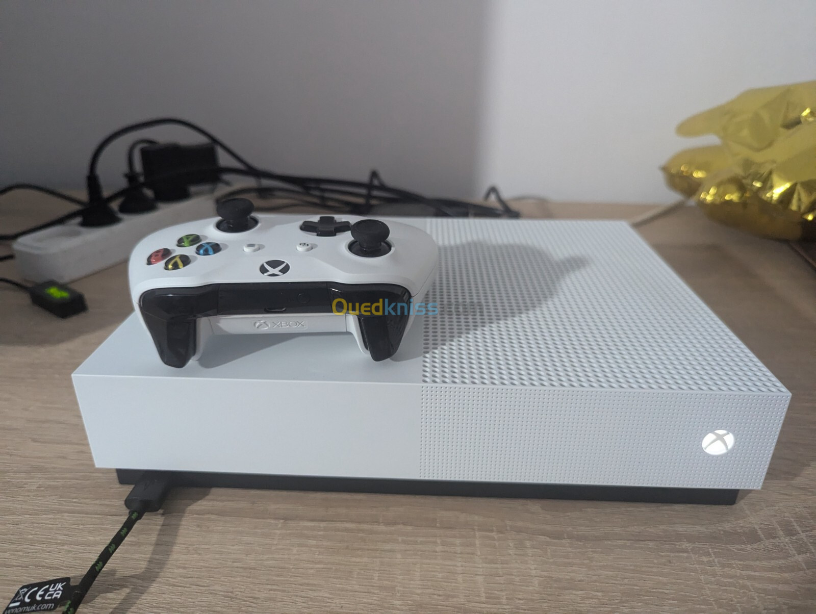 Xbox One S 1TB All-Digital 1 Manette