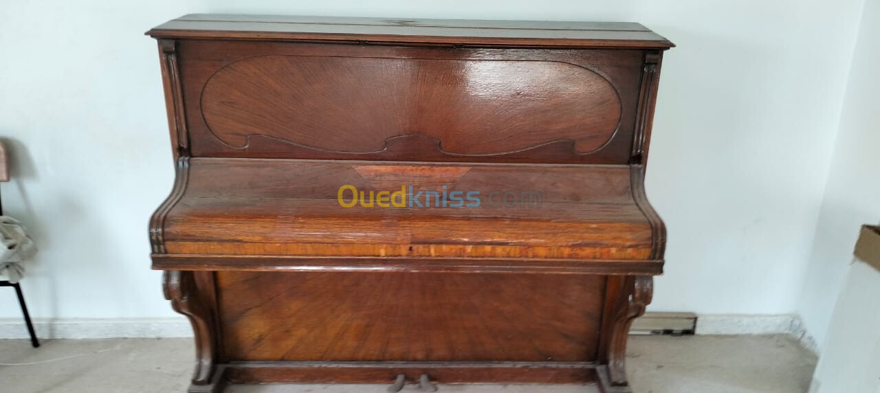 PIANO DROIT ANCIEN EN TRES BON ETAT 