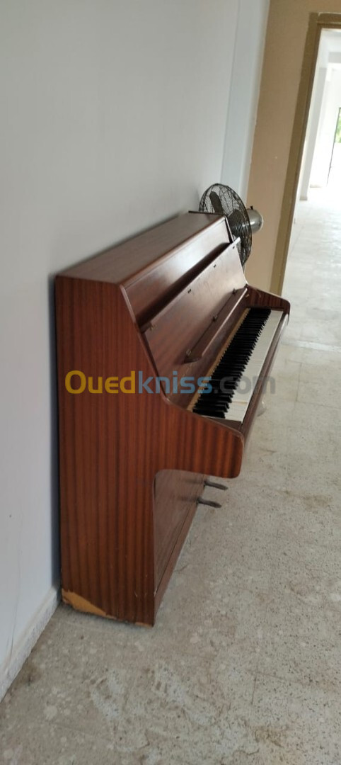 TRES BEAU PIANO DROIT MODERNE