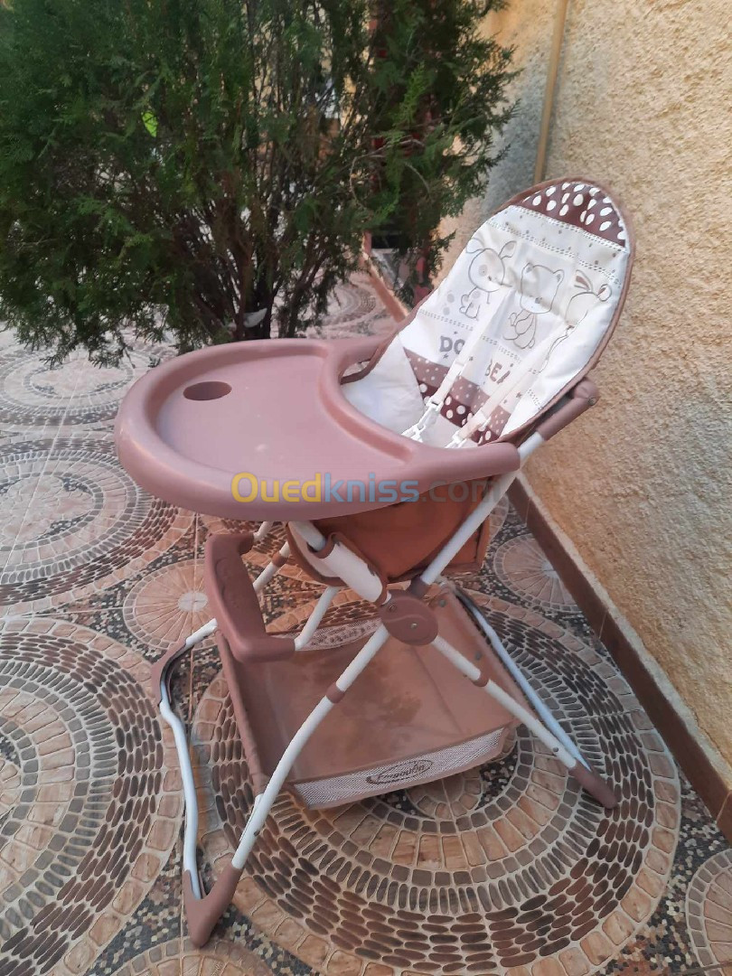 Poussette pour bébé.   Chaise haute pour bébé 