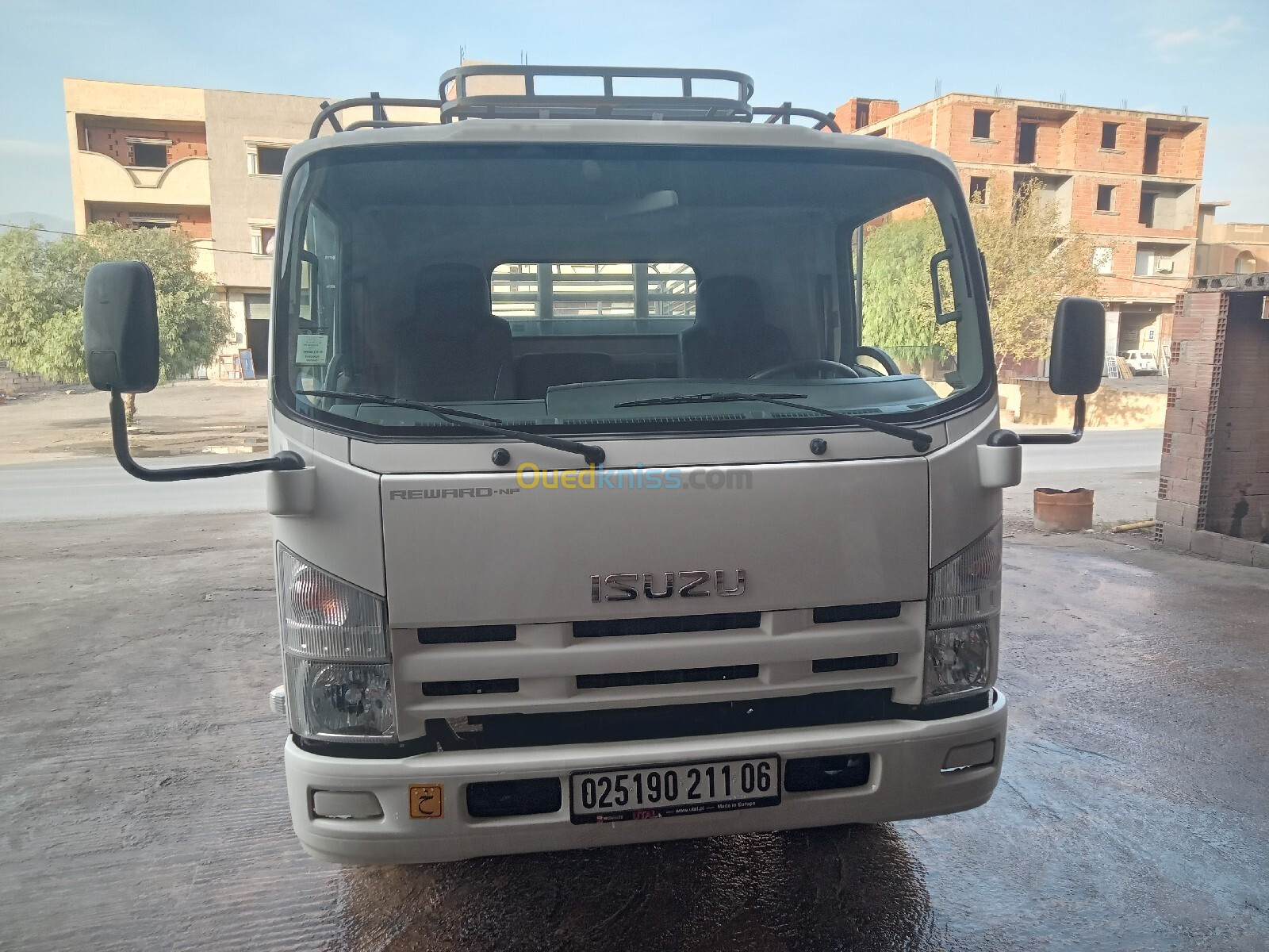 71 ISUZU NPR 2011