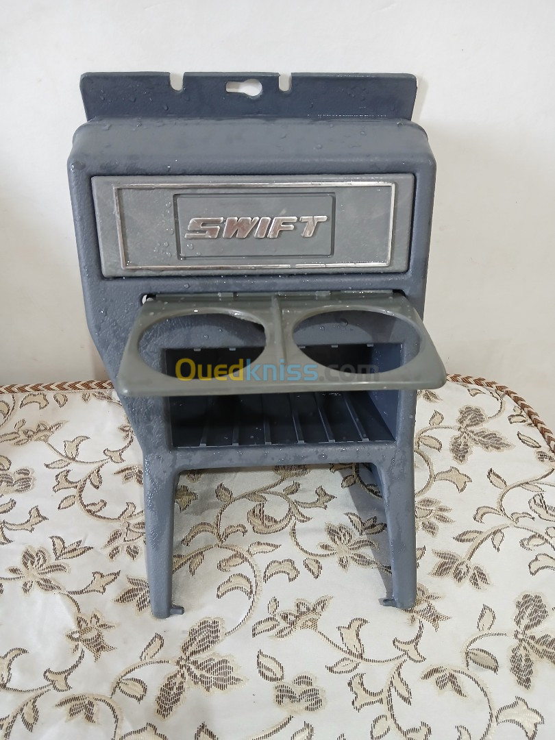 Boitier support radio original maruti 800. Équipé de porte verre