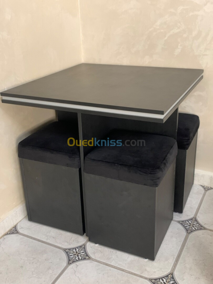 table noire avec 4 poufs