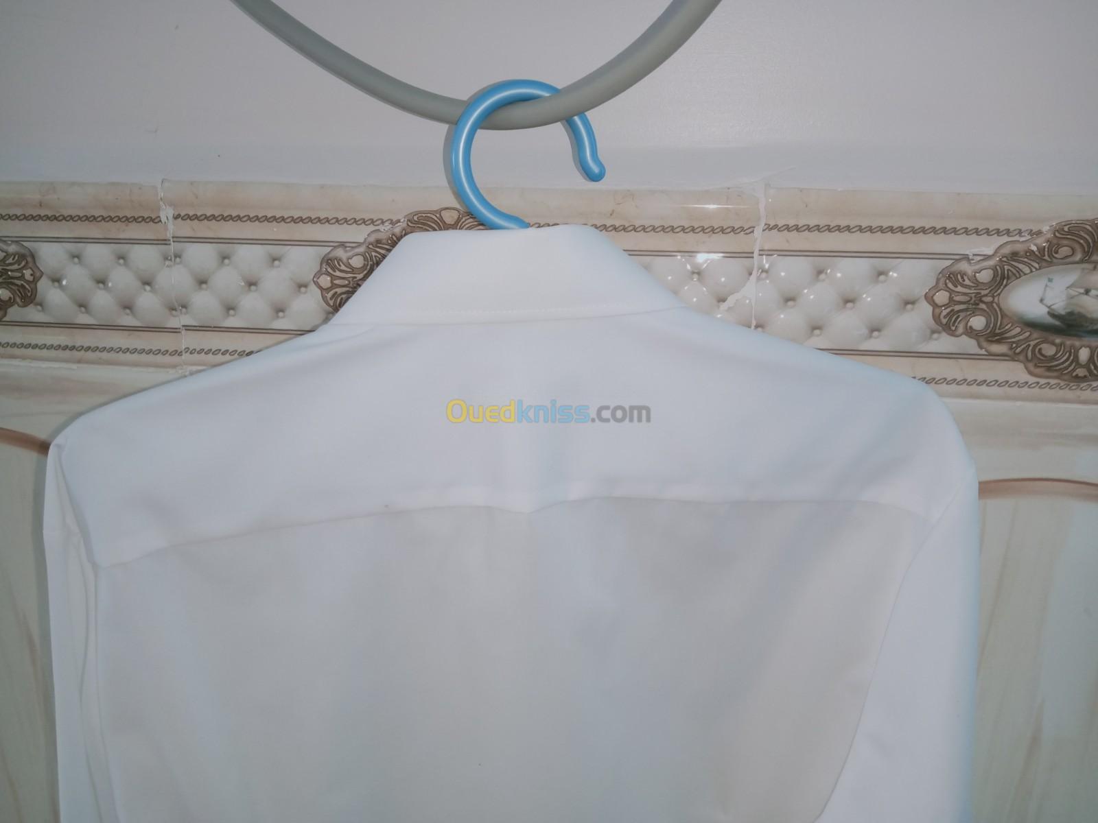 Belle chemise blanche neuve.