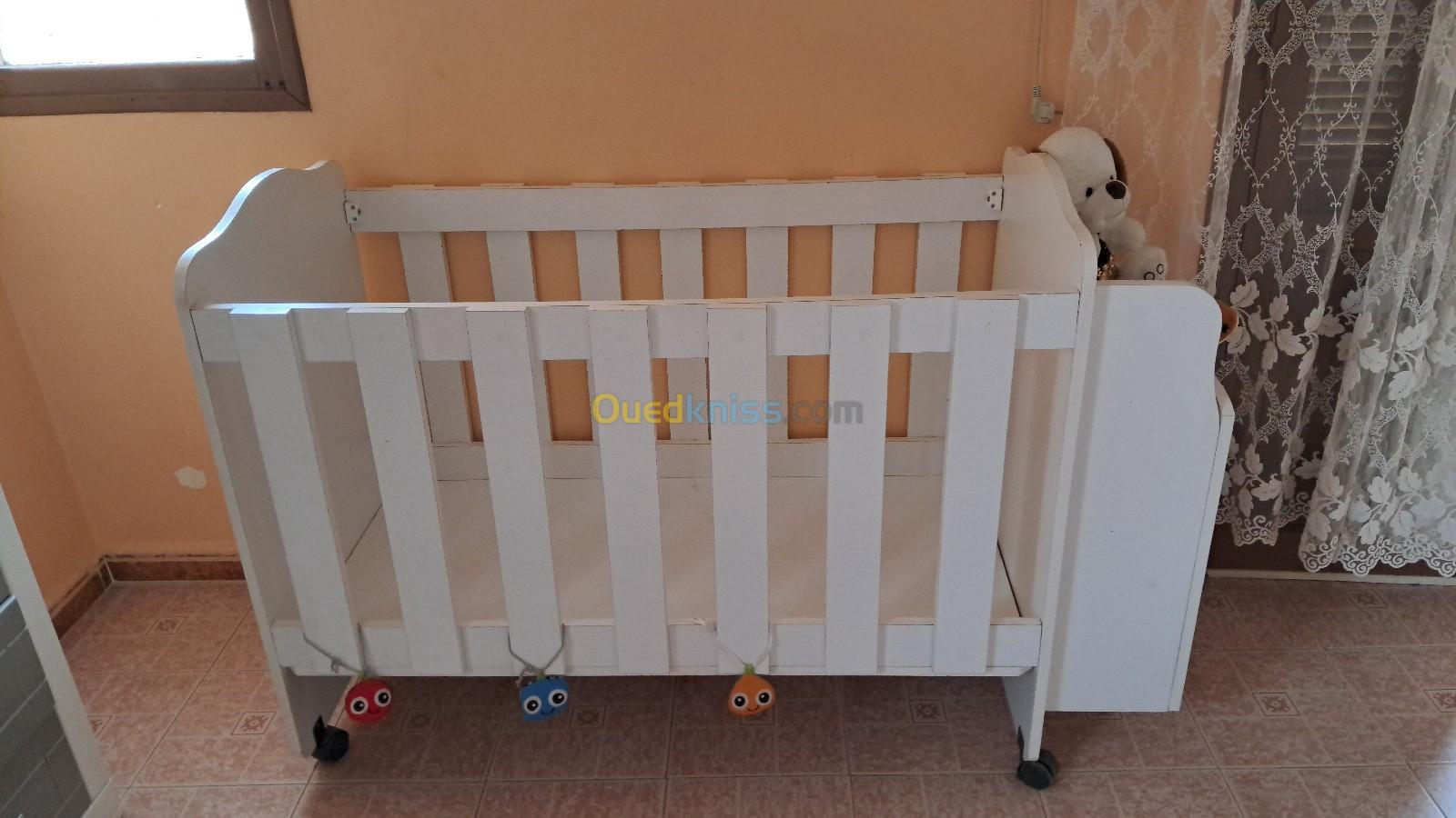 Lit pour bébé avec matelas orthopédique 