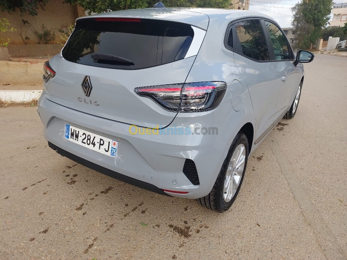 Renault Clio 5 gris nardo 2024 Immatriculé 16