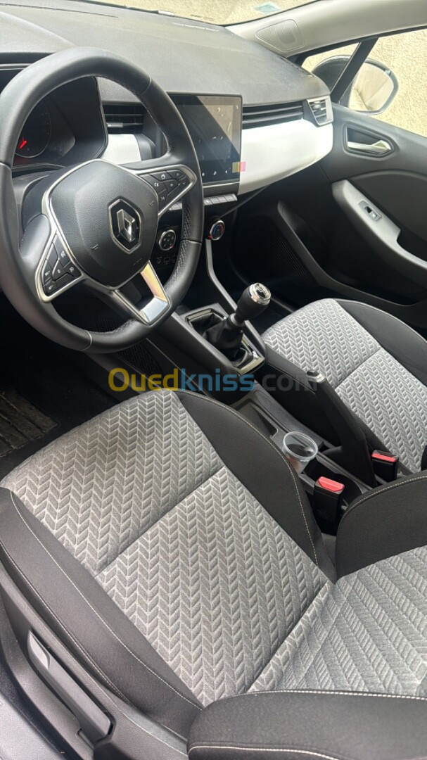 Renault Clio 5 évolution 2022 1.0 tce avec 9500 klm aux conteurs zéro retouche